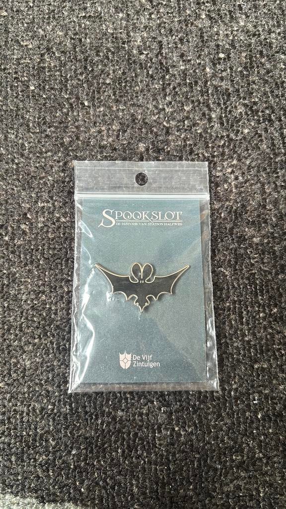 Spookslot vleermuis documentaire pin, Ophalen of Verzenden, Zo goed als nieuw, Button of Speldje