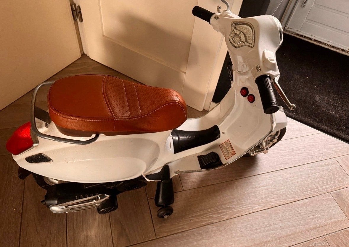 Vespa speelgoed scooter met geluid en USB, Ophalen of Verzenden, Gebruikt, Overige typen