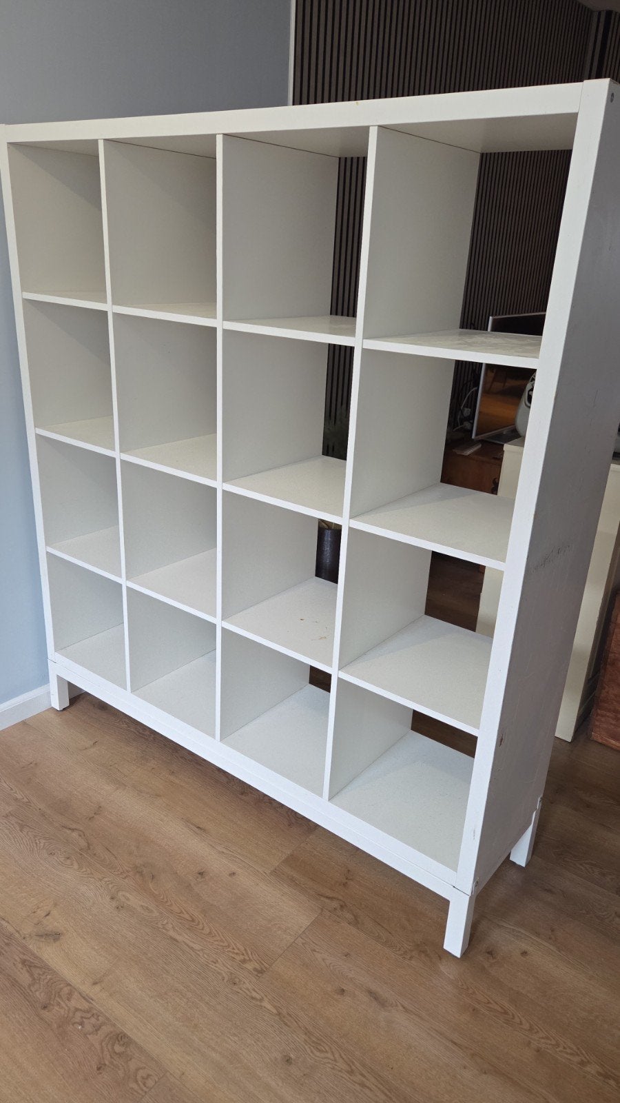 Witte KALLAX kast met onderstel - 16 vakken, Ophalen, Met plank(en), Gebruikt, 100 tot 150 cm