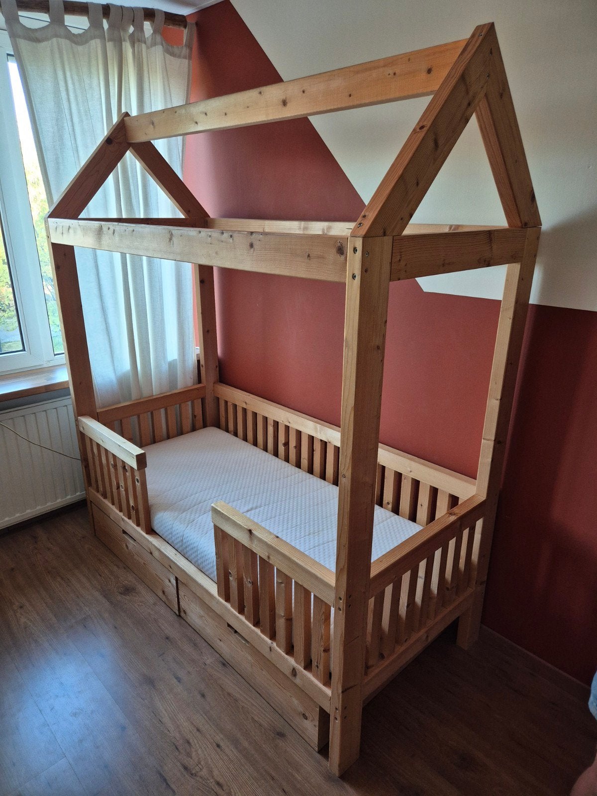 Stevig massief grenen kinderbed met huisframe, Kinderen en Baby's, Ophalen, 70 tot 85 cm, Zo goed als nieuw, Lattenbodem