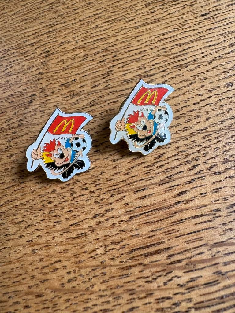 McDonald's voetbalpinnetjes - set van 2, Ophalen of Verzenden, Gebruikt, Sport, Speldje of Pin