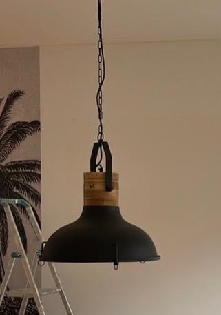 Industriële hanglamp zwart met houten accent, Ophalen of Verzenden, Zo goed als nieuw, Hout, 50 tot 75 cm