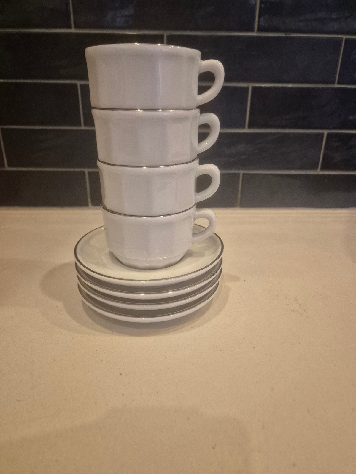 Set van 4 witte kopjes en schotels met zilveren rand, Huis en Inrichting, Keuken | Servies, Gebruikt, Klassiek, Ophalen of Verzenden