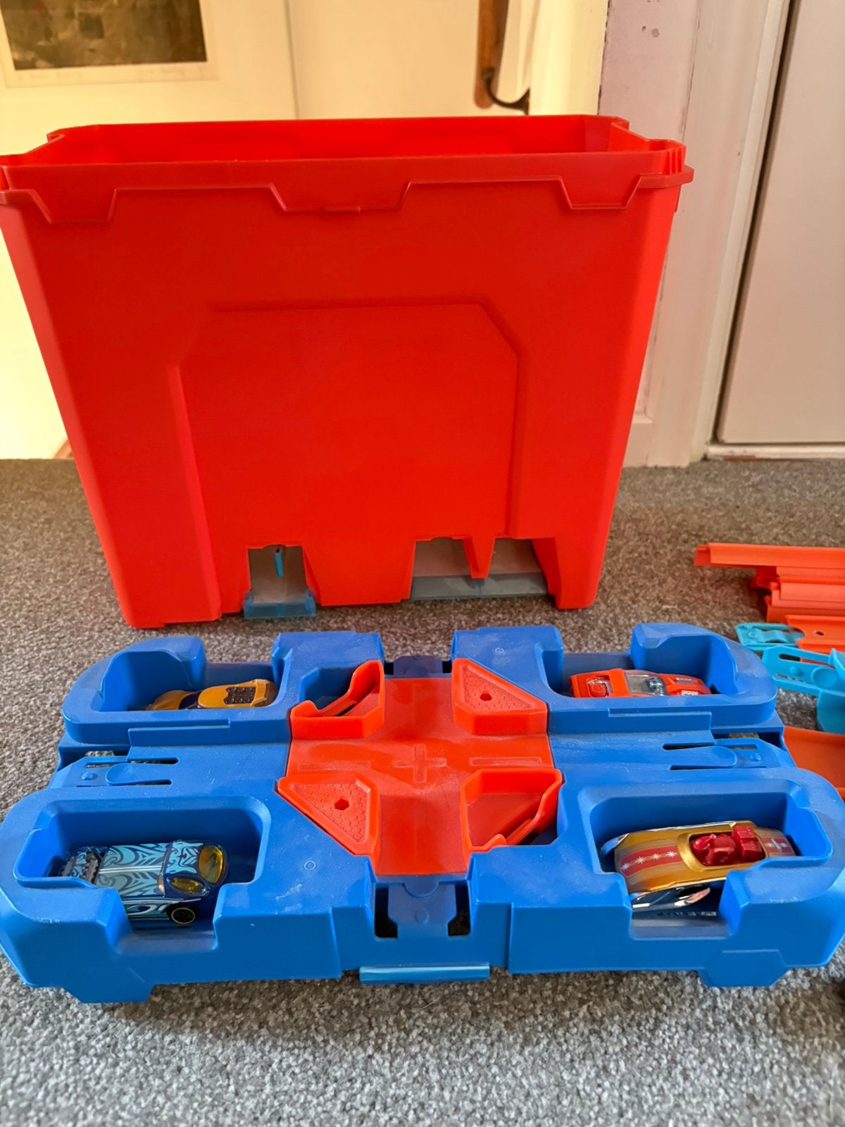 Hot Wheels Stuntset met zes auto’s, Kinderen en Baby's, Speelgoed | Racebanen, Ophalen of Verzenden, Zo goed als nieuw, Handmatig