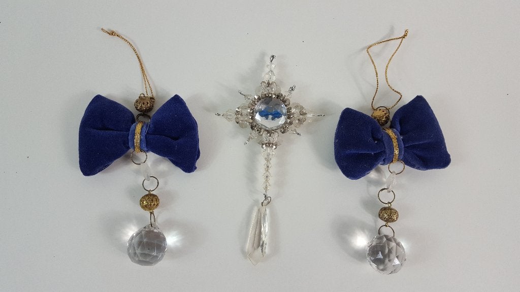 2 blauwe strikken en diamant geslepen glas, glittert! W2