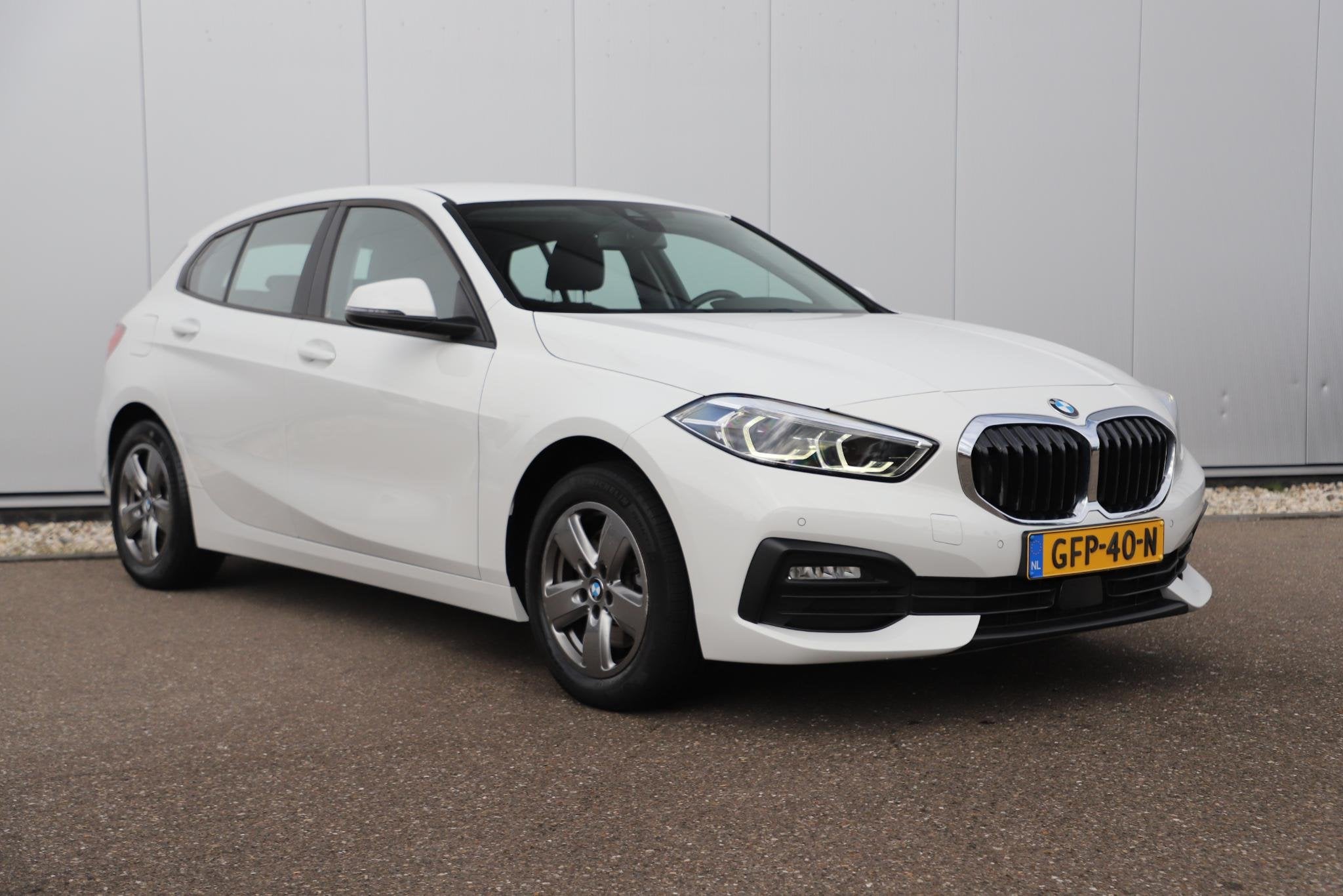Foto 3 van BMW 1-serie 116i Lesauto ! Sportstoelen Navigatie LED Carpla