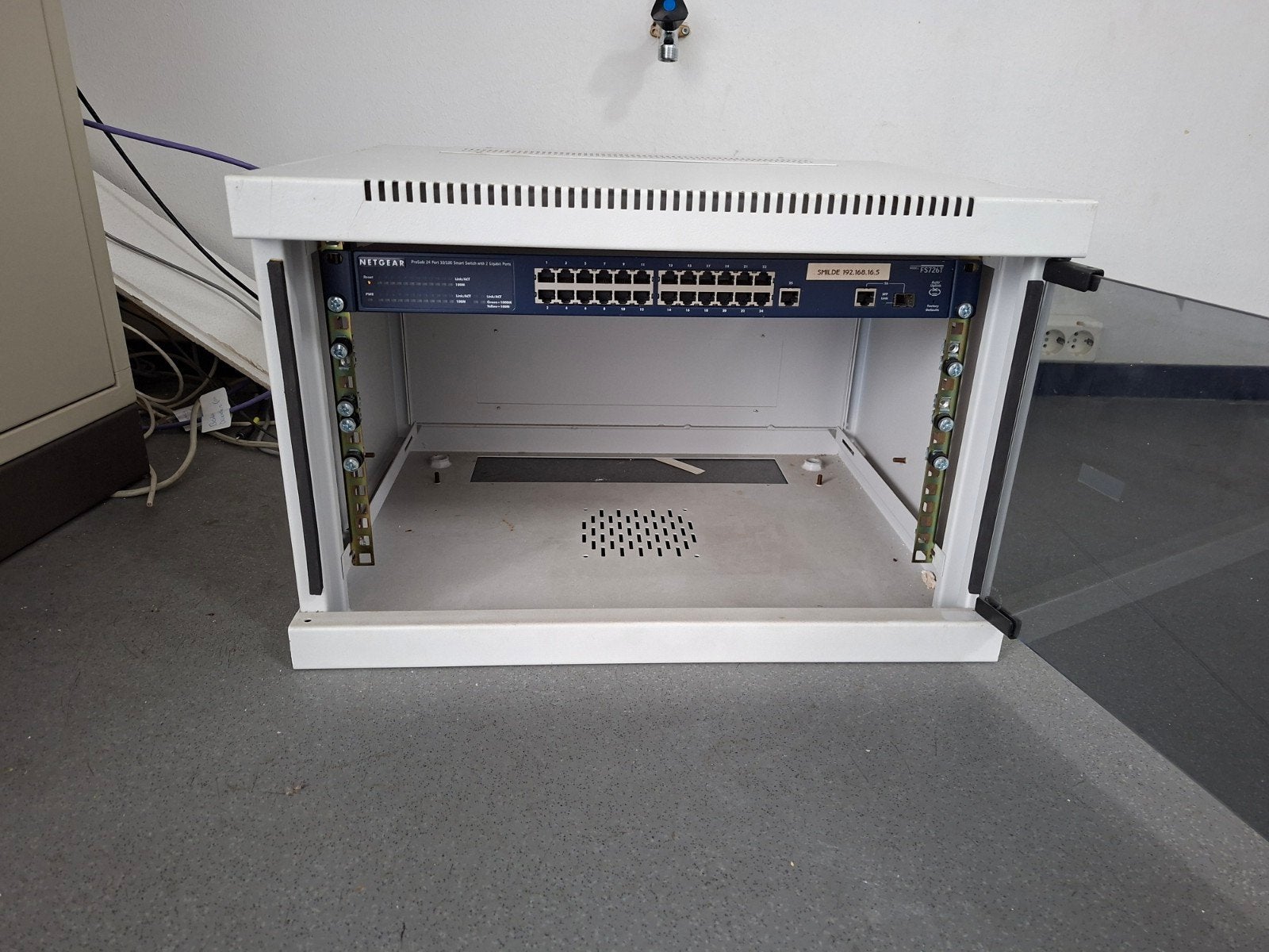 Compact serverkastje met Netgear switch, Ophalen, Gebruikt