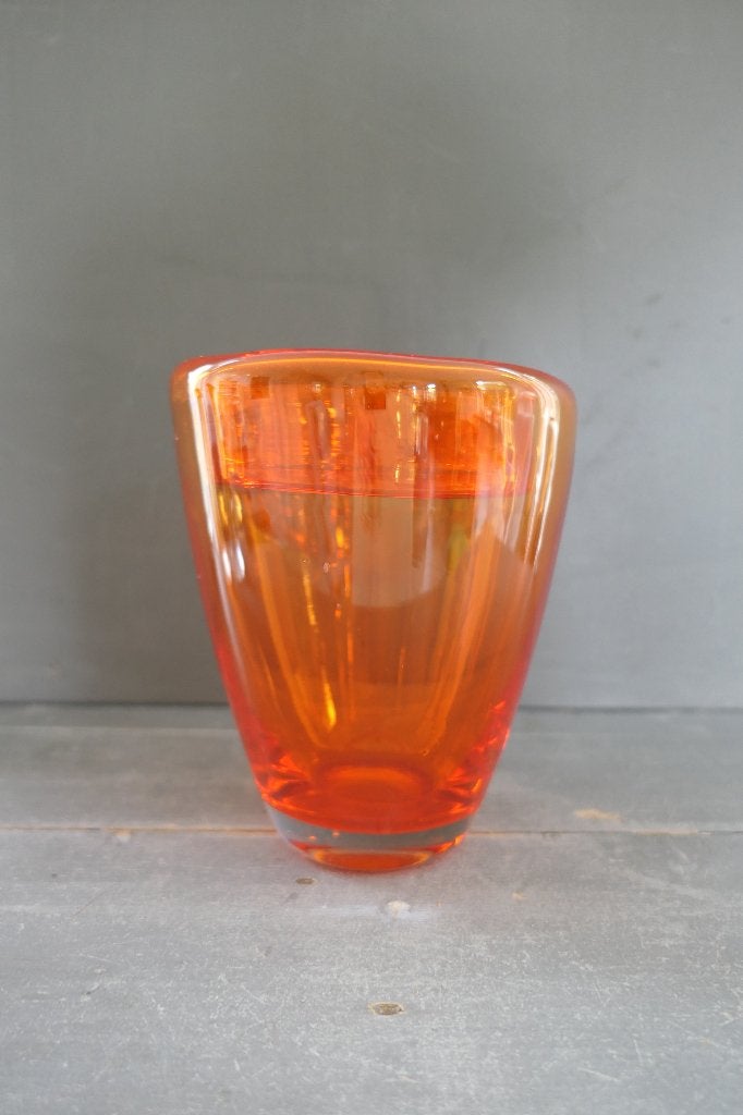 Midcentury Studio Glass vaas oranje met omgevouwen rand, Verzenden