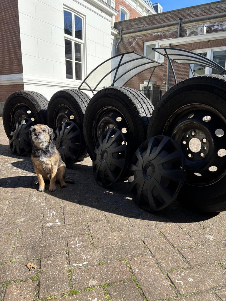 Banden Fiat Ducato Maxi met wieldoppen, 16 inch, Banden en Velgen, Ophalen of Verzenden, All Season
