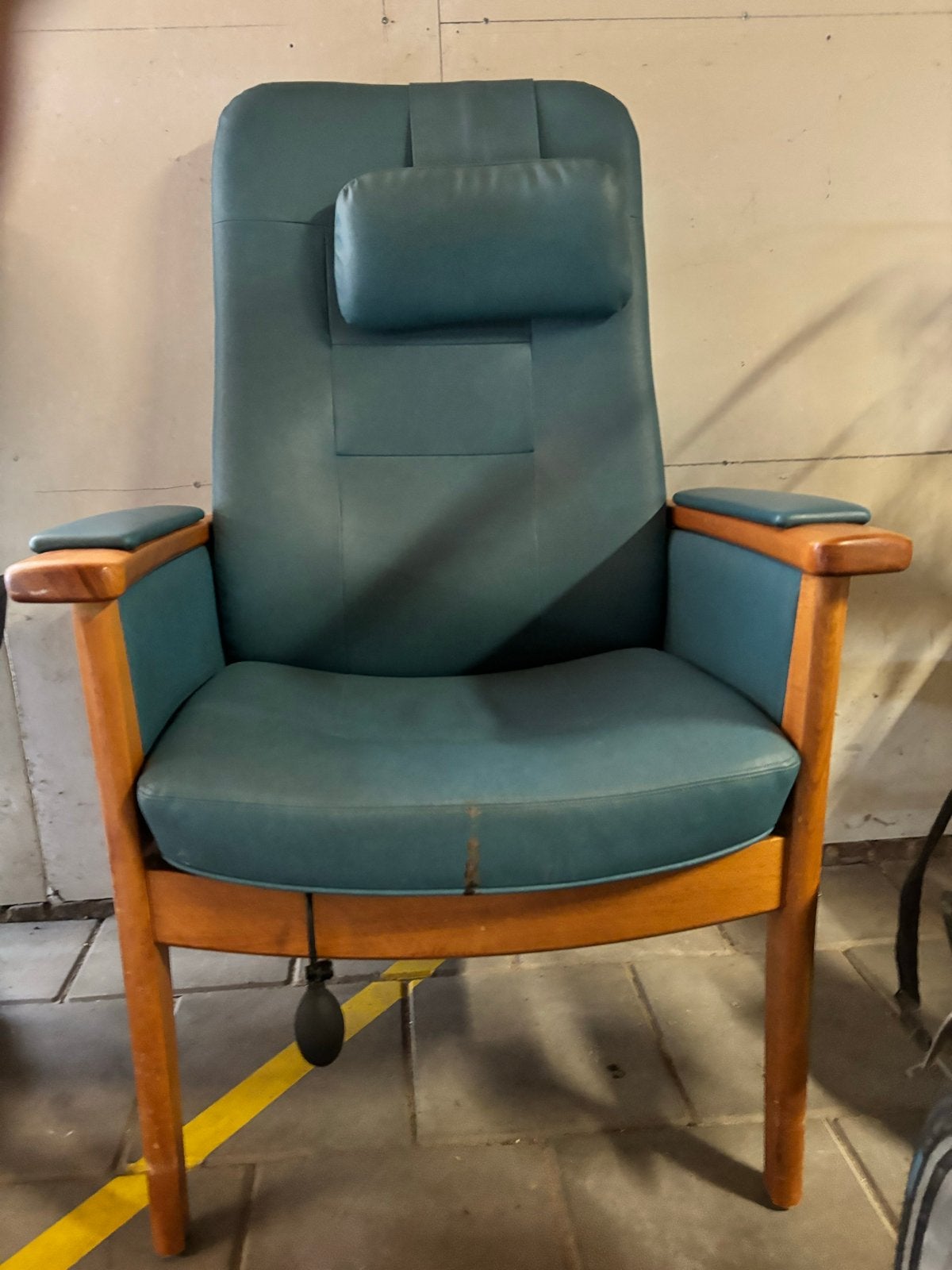 Comfortabele fauteuil met houten frame en blauwe bekleding, Ophalen, Gebruikt, Blauw, Eén