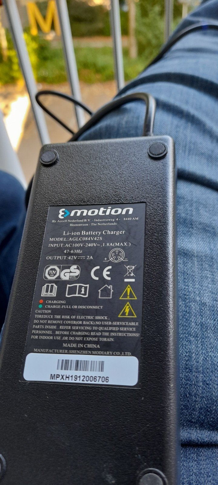 E-motion Acculader 42V 2A met 5-punts aansluiting, Ophalen, Gebruikt