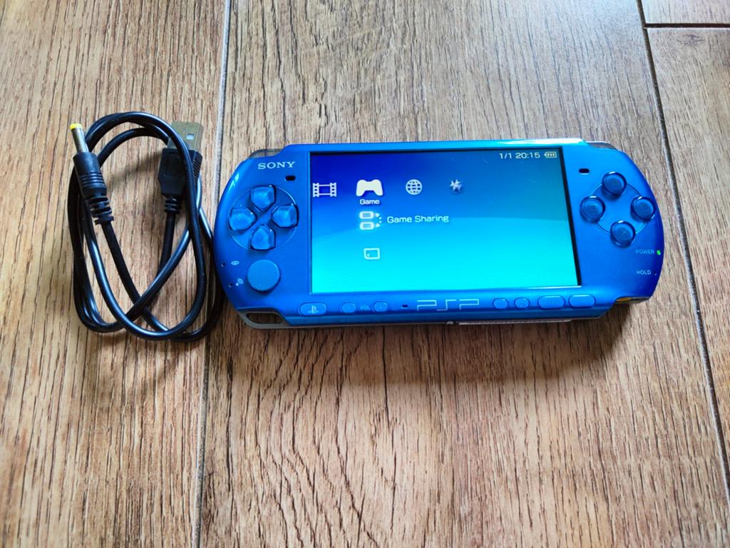 PlayStation Portable|PSP 3004 Vibrant Blue|Blauw + Kabel, Spelcomputers en Games, Ophalen of Verzenden, Zo goed als nieuw, Blauw