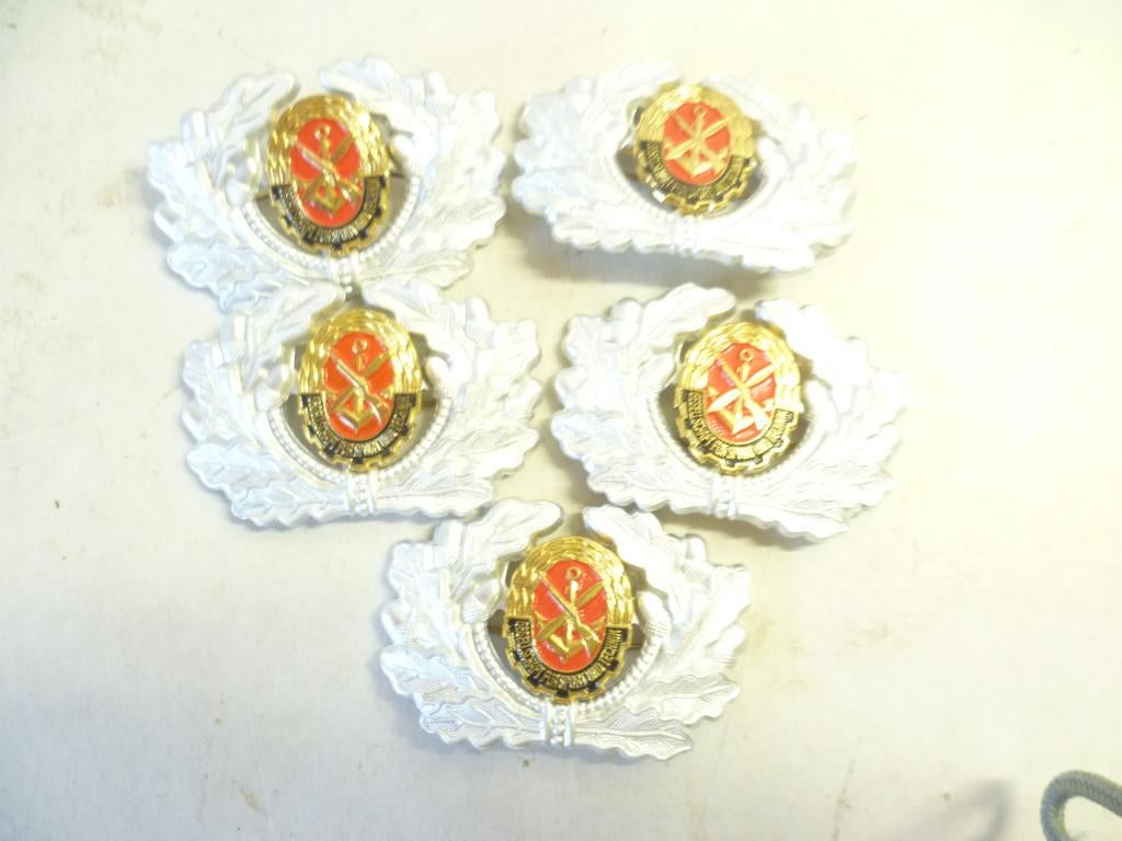 DDR 5x pet embleem Gesellschaft Fur Sport und Technik, Verzamelen, Ophalen of Verzenden, Landmacht, Duitsland, Embleem of Badge