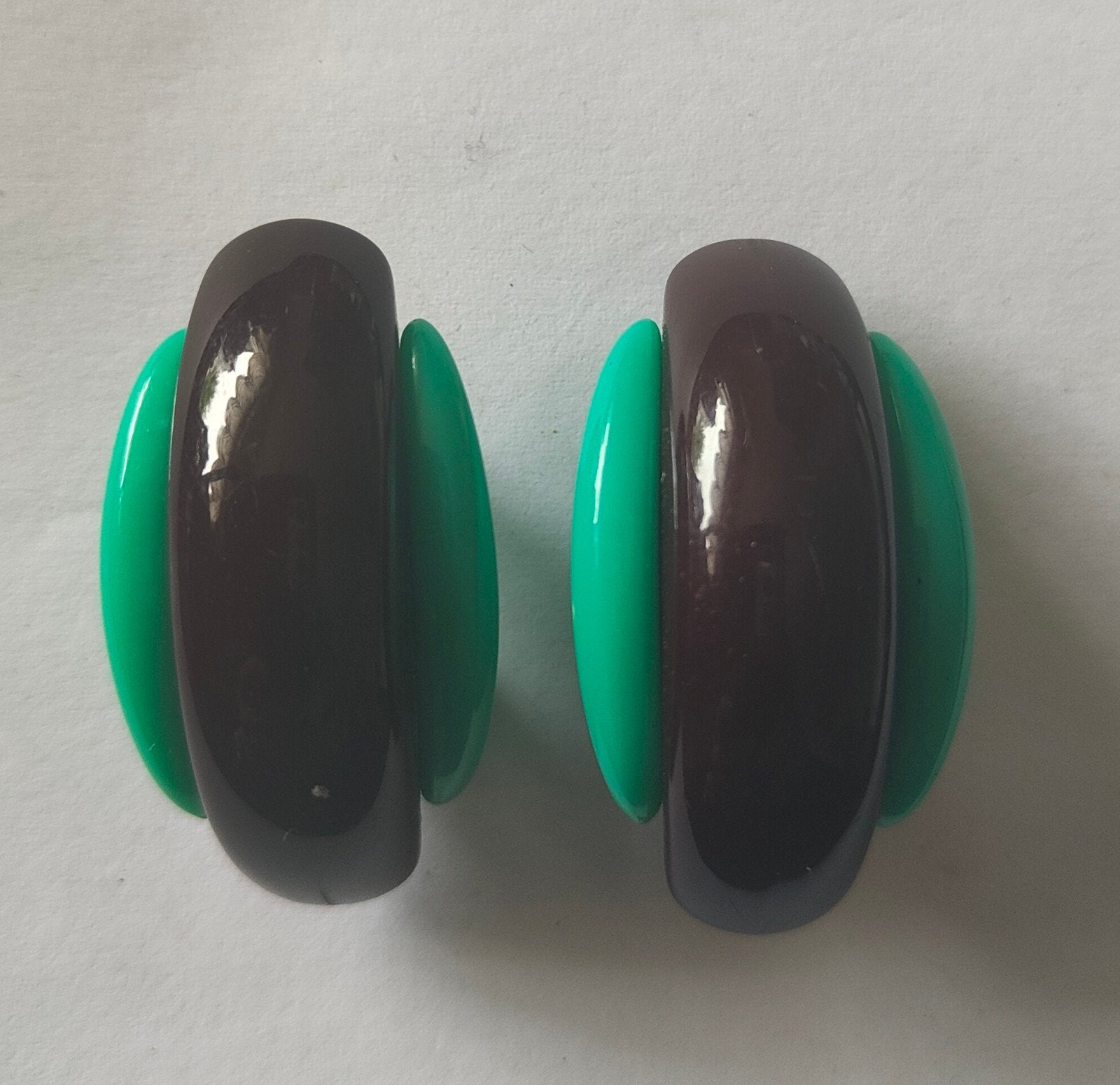 Art deco jaren 30 diep aubergine/groen bakeliet clip-oorbell, Verzenden, Zo goed als nieuw, Groen, Overige materialen