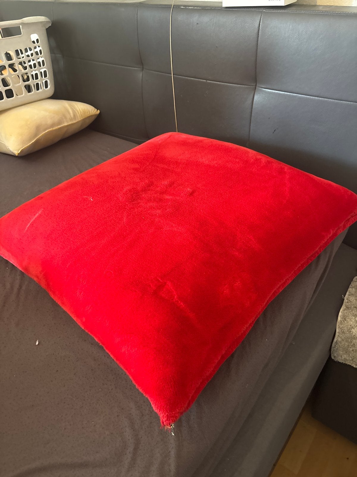 Rood sierkussen, zacht en comfortabel, Gebruikt, Vierkant, Ophalen of Verzenden, Sierkussen