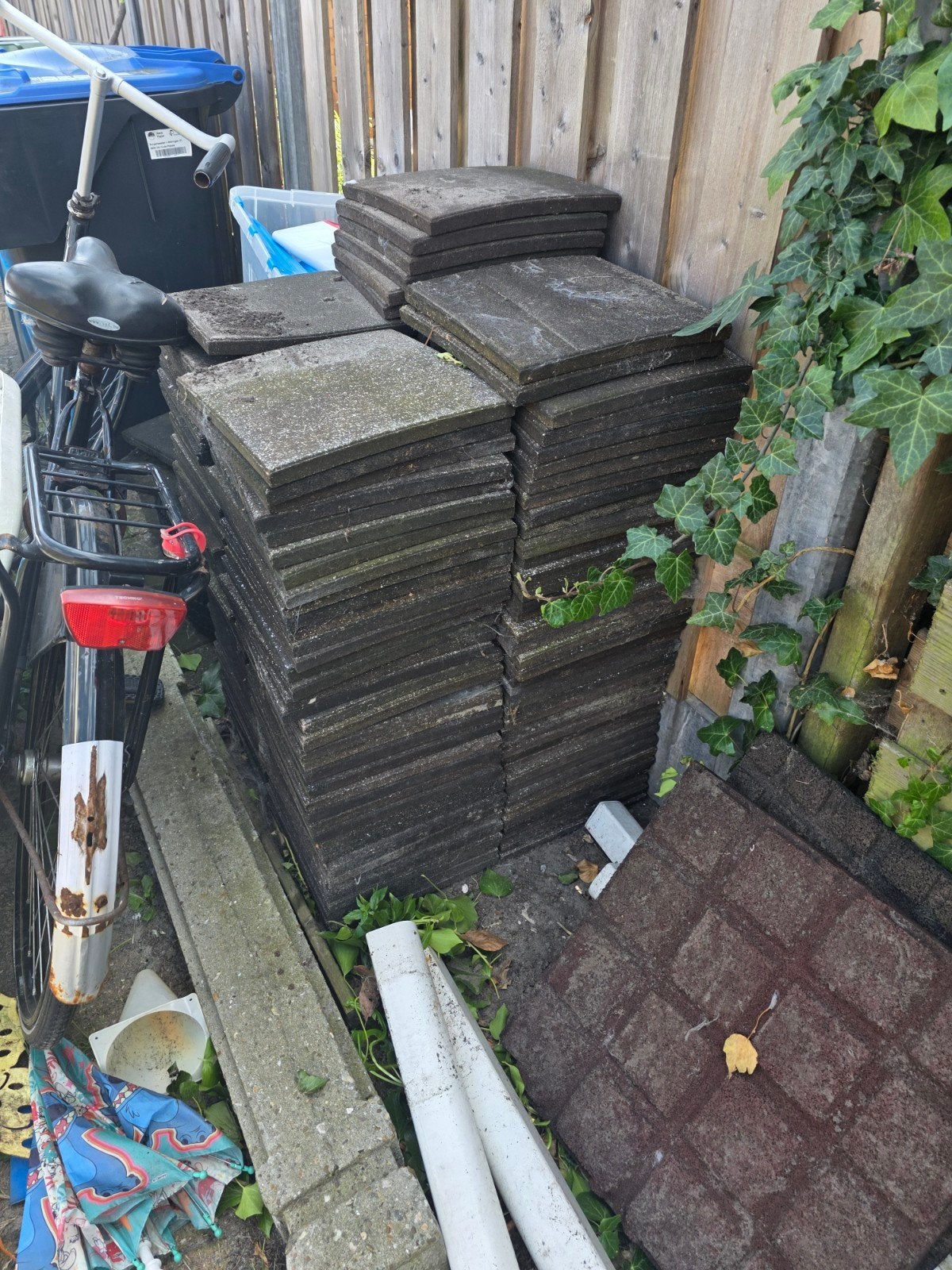 Rubberen tegels voor veilige speelplaats (160+ stuks), Doe-het-zelf en Verbouw, Tegels, Ophalen, Gebruikt, 40 tot 60 cm, Overige typen