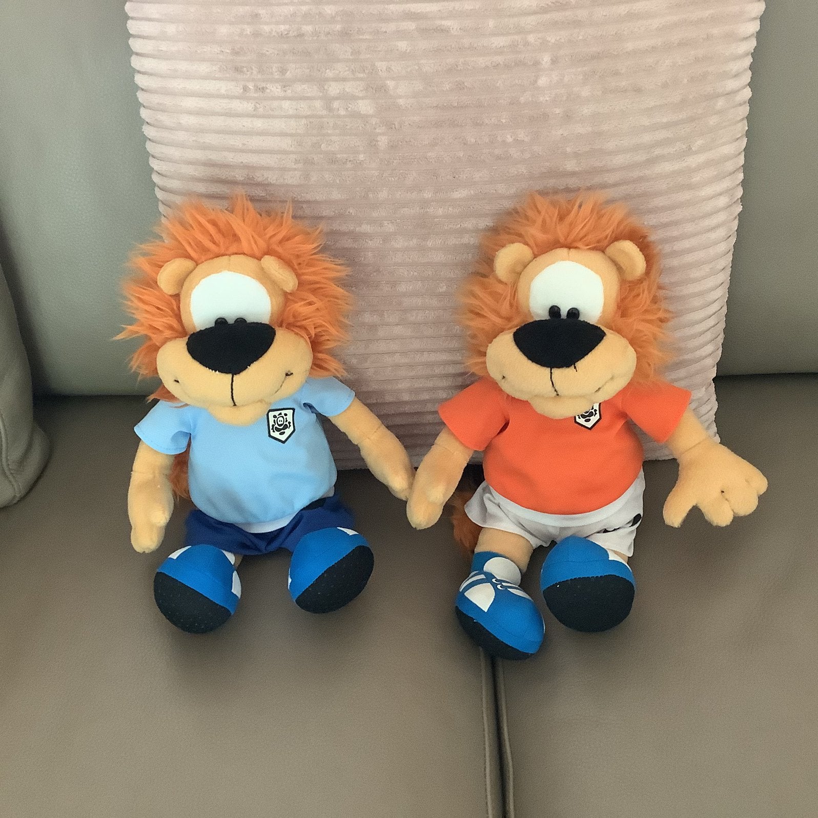 2x Loeki de Leeuw Knuffel Voetbal no: 5 en 10, Kinderen en Baby's, Speelgoed | Knuffels en Pluche, Ophalen of Verzenden, Zo goed als nieuw