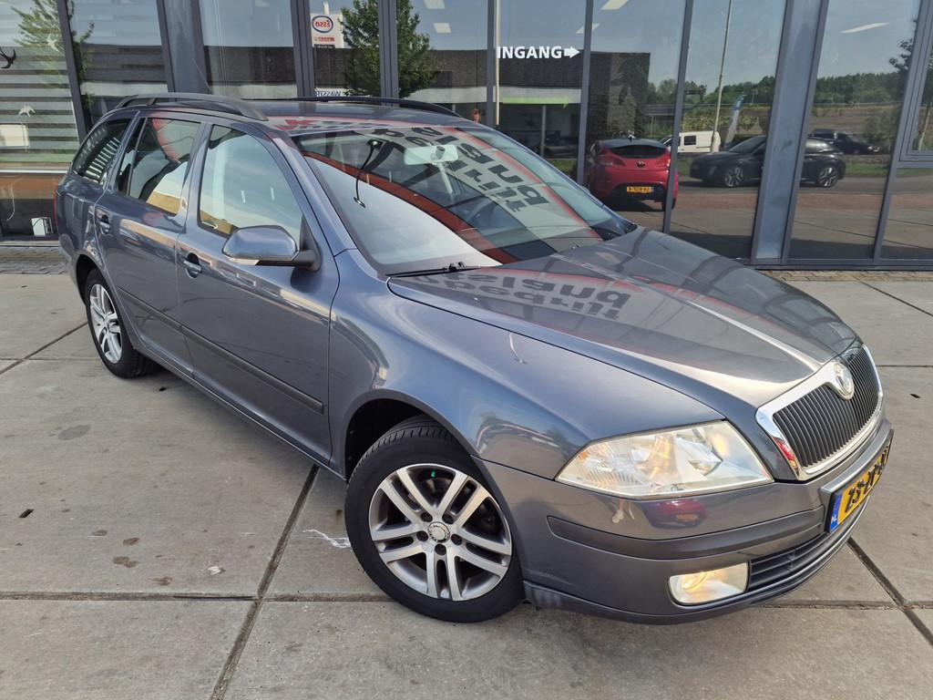 Skoda Octavia Combi 1.6 FSI Ambiente - Trekhaak - Cruise - C, Auto's, Skoda, Voorwielaandrijving, Gebruikt, Zwart, 4 cilinders