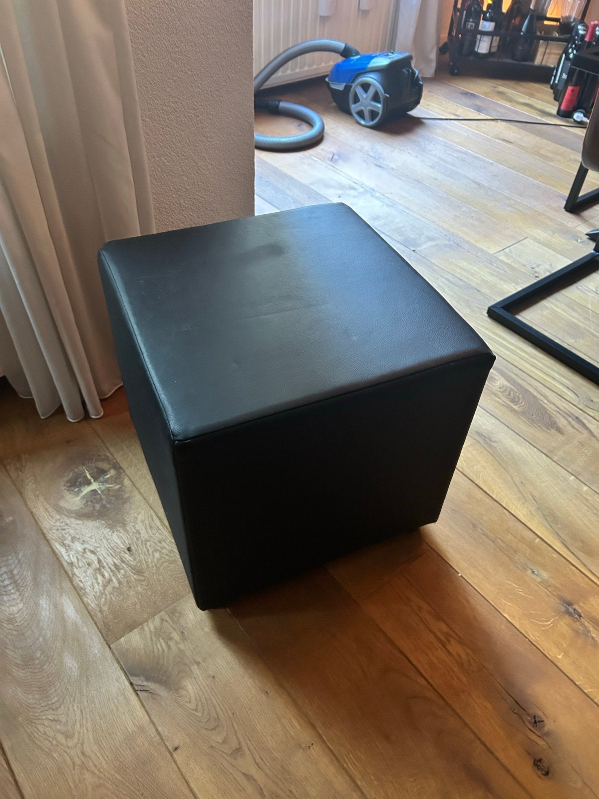 Zwarte vierkante poef van kunstleer, Ophalen, Vierkant, Zo goed als nieuw, Minder dan 50 cm