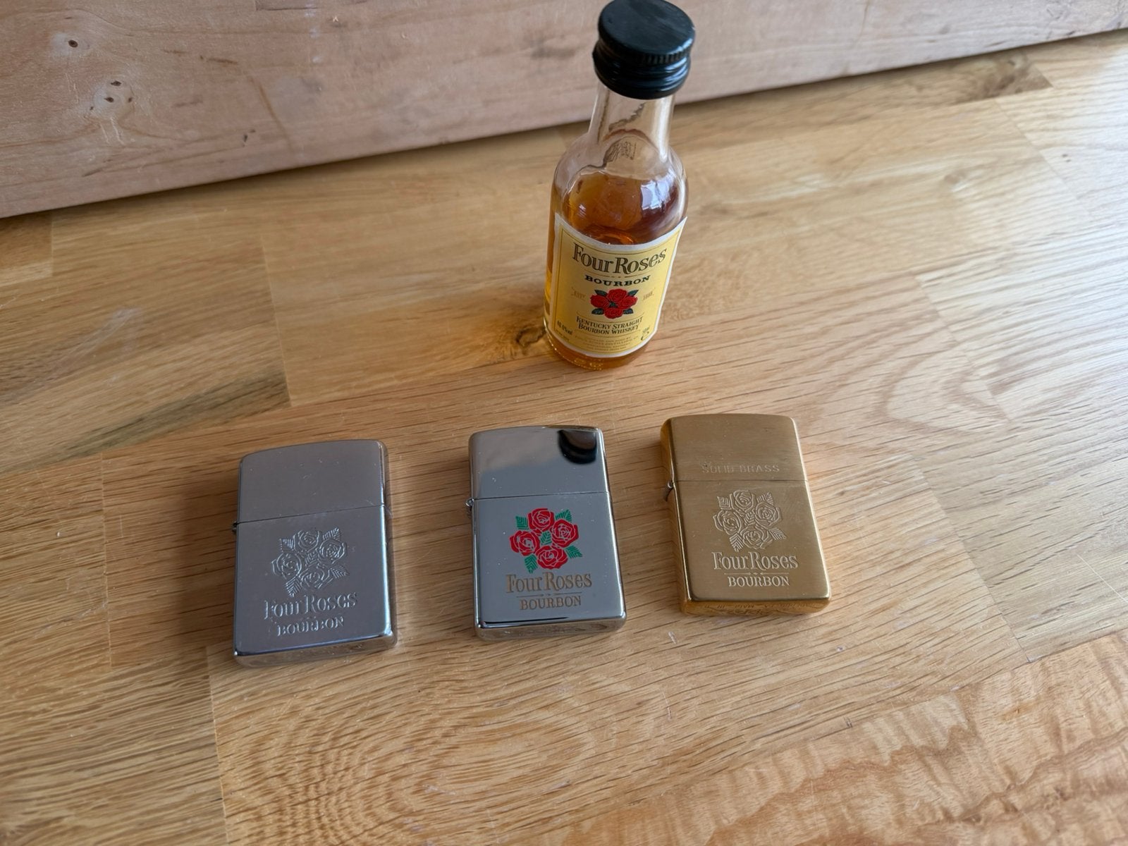 Four Roses zippo’s, Ophalen of Verzenden, Zo goed als nieuw
