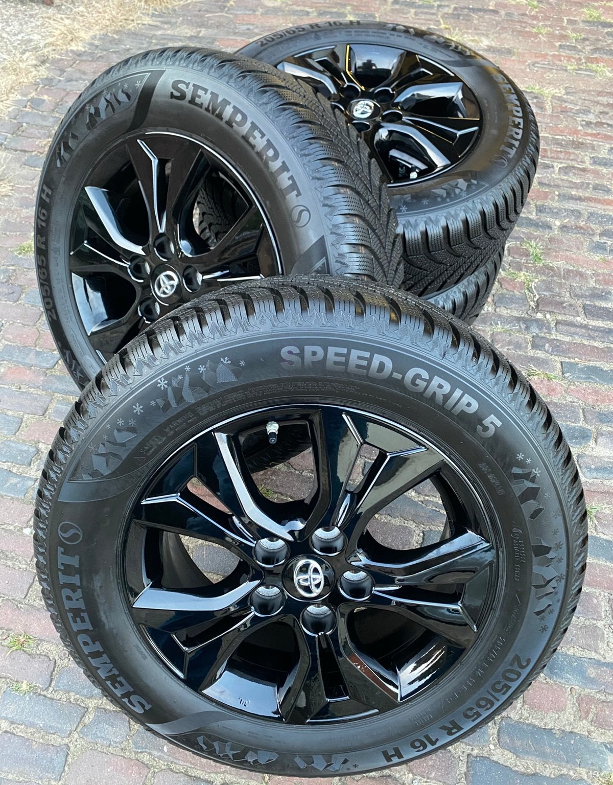 NIEUWE zwarte 16” Toyota Yaris Cross velgen + winterbanden, 16 inch, Banden en Velgen, Nieuw, 205 mm