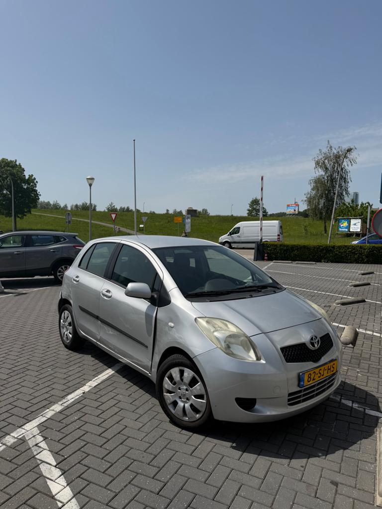 Toyota Yaris 1.3 16V Vvt-i 5DR 2006 Grijs, Auto's, Toyota, Voorwielaandrijving, 40 €/maand, 4 cilinders, 995 kg