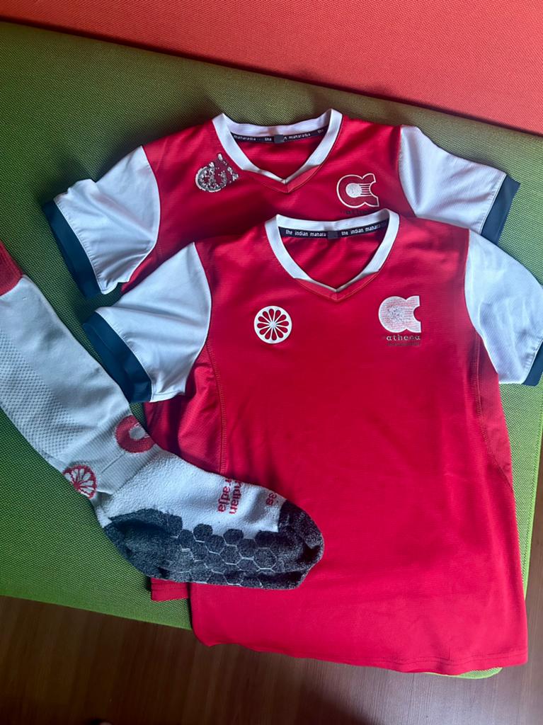 2 x Athena shirt (oud model) maat 140, Sport en Fitness, Hockey, Ophalen, Gebruikt, Kleding