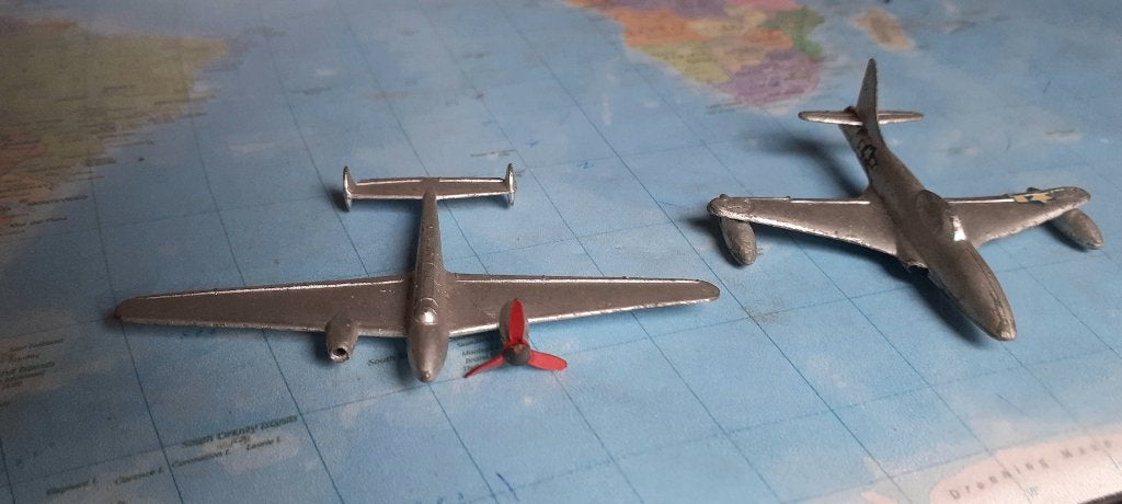 2 Vliegtuigjes   Dinky Toys, Verzenden, Zo goed als nieuw, Auto
