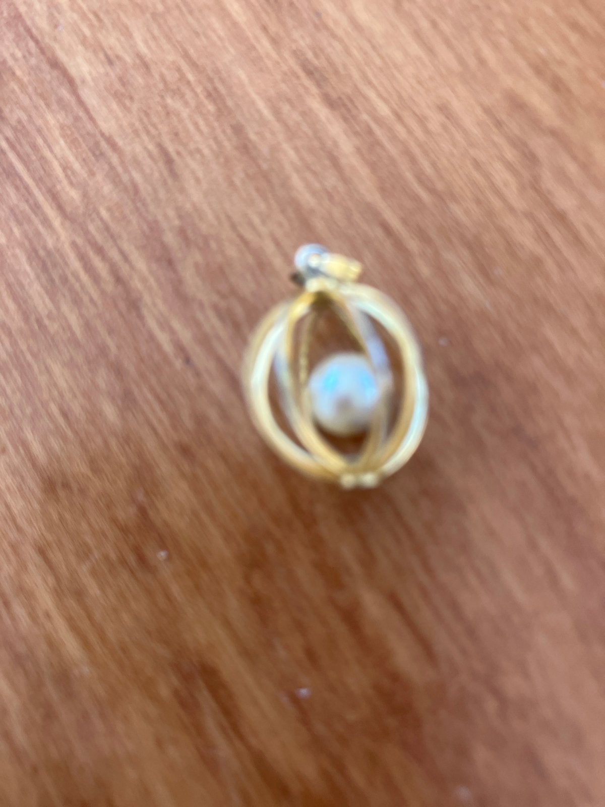 Goudkleurige hanger met parel, Overige voorstellingen, Ophalen of Verzenden, Zo goed als nieuw, Met parel