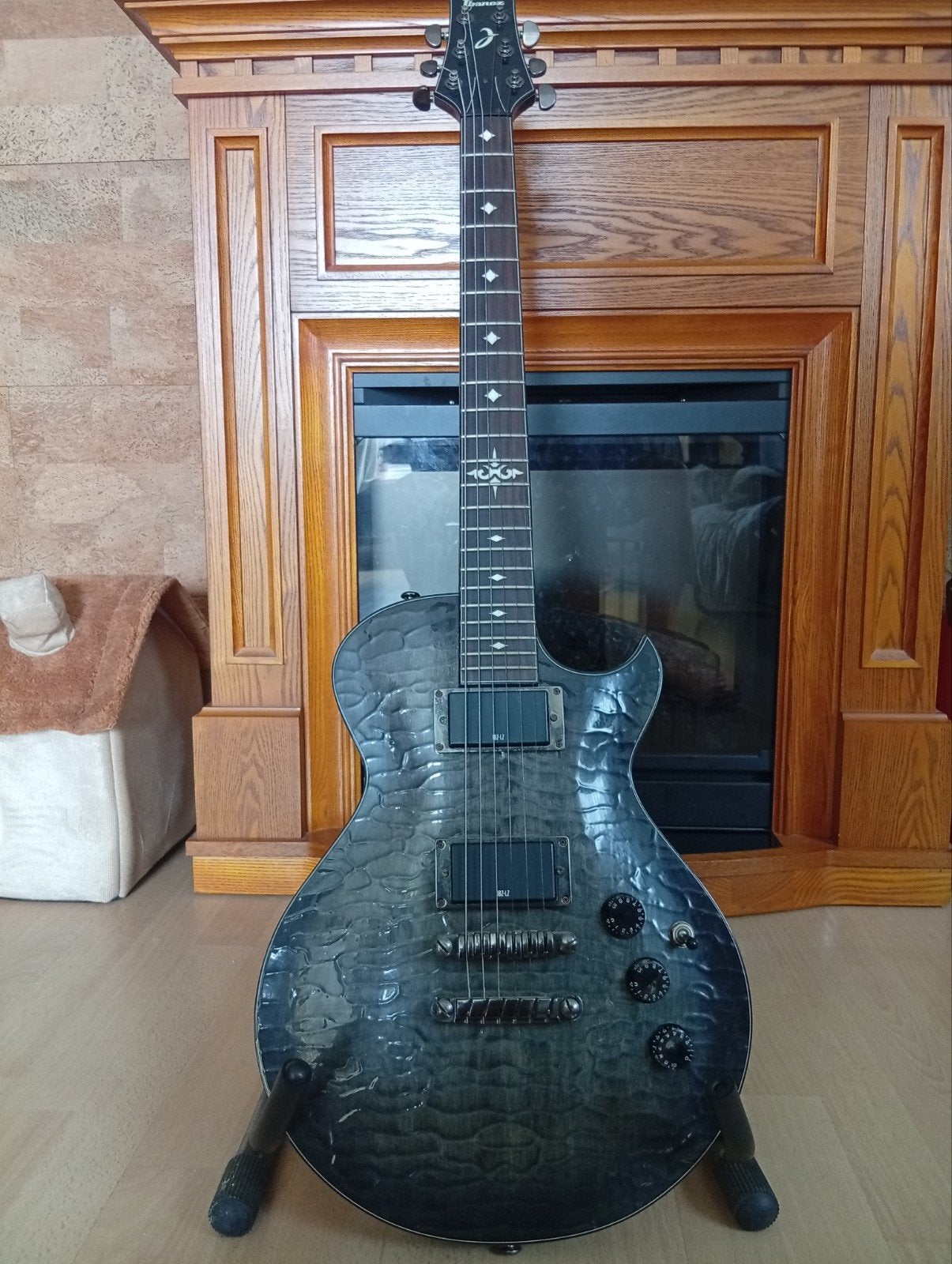 Ibanez art 300 black caiman, Muziek en Instrumenten, Ophalen, Zo goed als nieuw