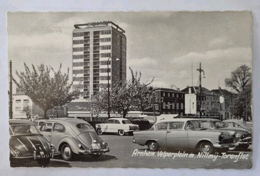 Ansichtkaart Arnhem Velperplein met Nillmij flat en VW Kever, Ophalen of Verzenden, 1960 tot 1980, Gelopen, Gelderland