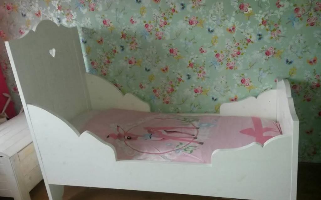 Wit juniorbed met hartjes, 85 tot 100 cm, Ophalen of Verzenden, Zo goed als nieuw, Lattenbodem