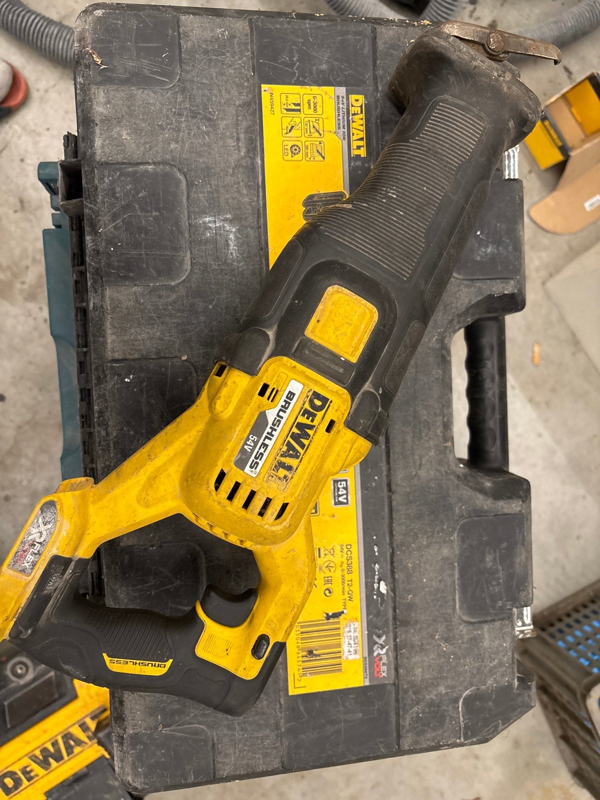 Dewalt DCS388 Reciprozaag - Krachtig en weinig gebruikt, 70 mm of meer, 600 tot 1200 watt, Ophalen of Verzenden, Zo goed als nieuw
