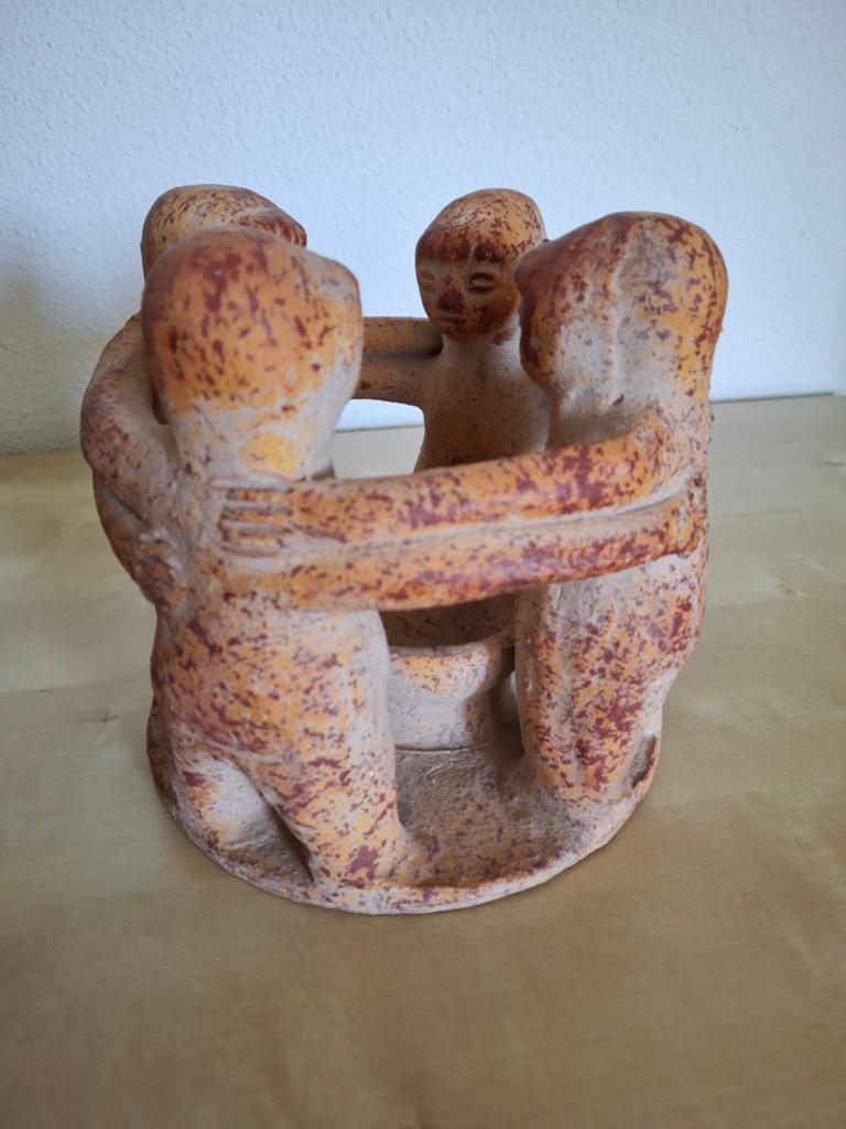 OVintage terracotta beeldje: vriendenkring, Groep mensen, Minder dan 20 cm, Ophalen of Verzenden, Handgemaakt
