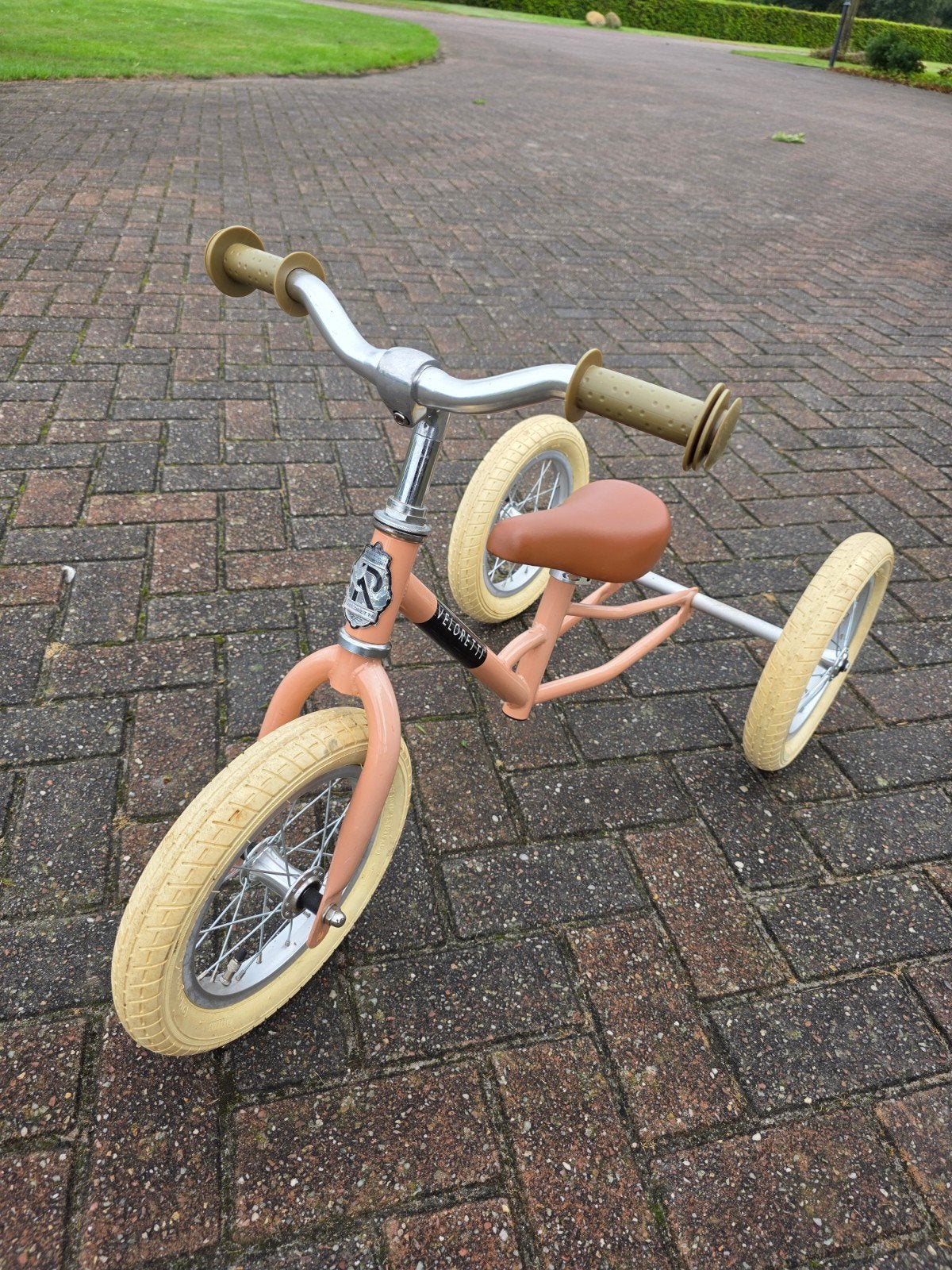Veloretti loopfiets/driewieler - blazing salmon, Fietsen en Brommers, Ophalen, Zo goed als nieuw, Veloretti, Verstelbare zitting