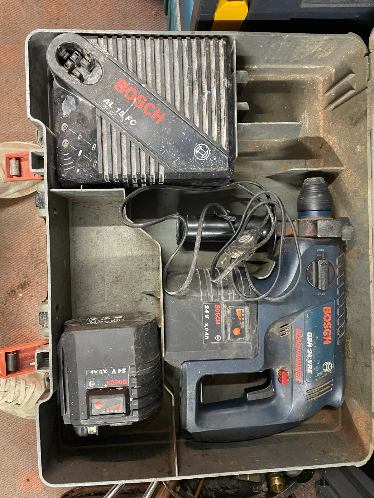 Bosch GBH 24 VRE Boorhamer met 2 accu's en lader, Ophalen of Verzenden, Boor- en Schroefmachine, Klopboormechanisme, Gebruikt