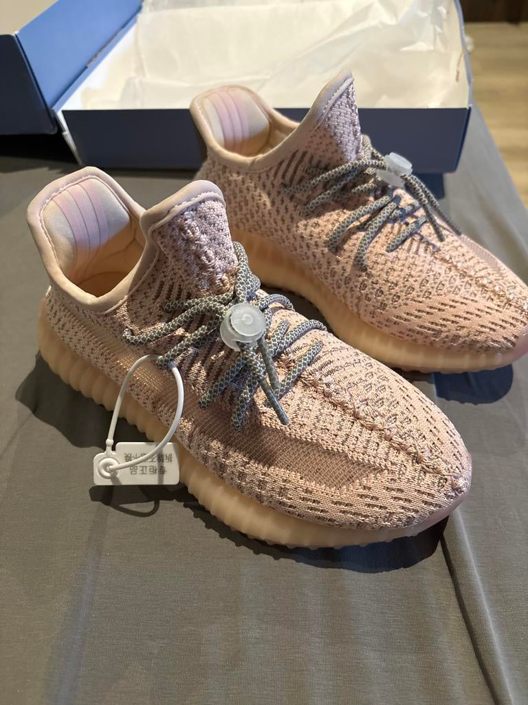Yeezy Boost 350 V2 'Light' - Roze Sneakers maat 34, Ophalen of Verzenden, Nieuw, Schoenen