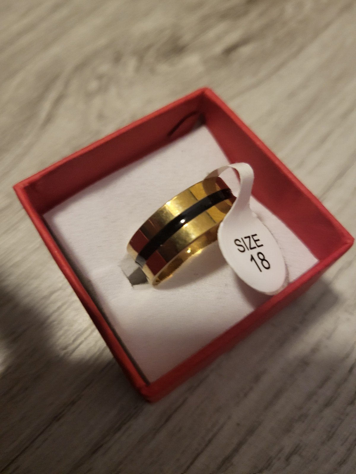 Gouden ring met zwarte band - Maat 18, Nieuw, Ophalen of Verzenden, Dame of Heer, Goud