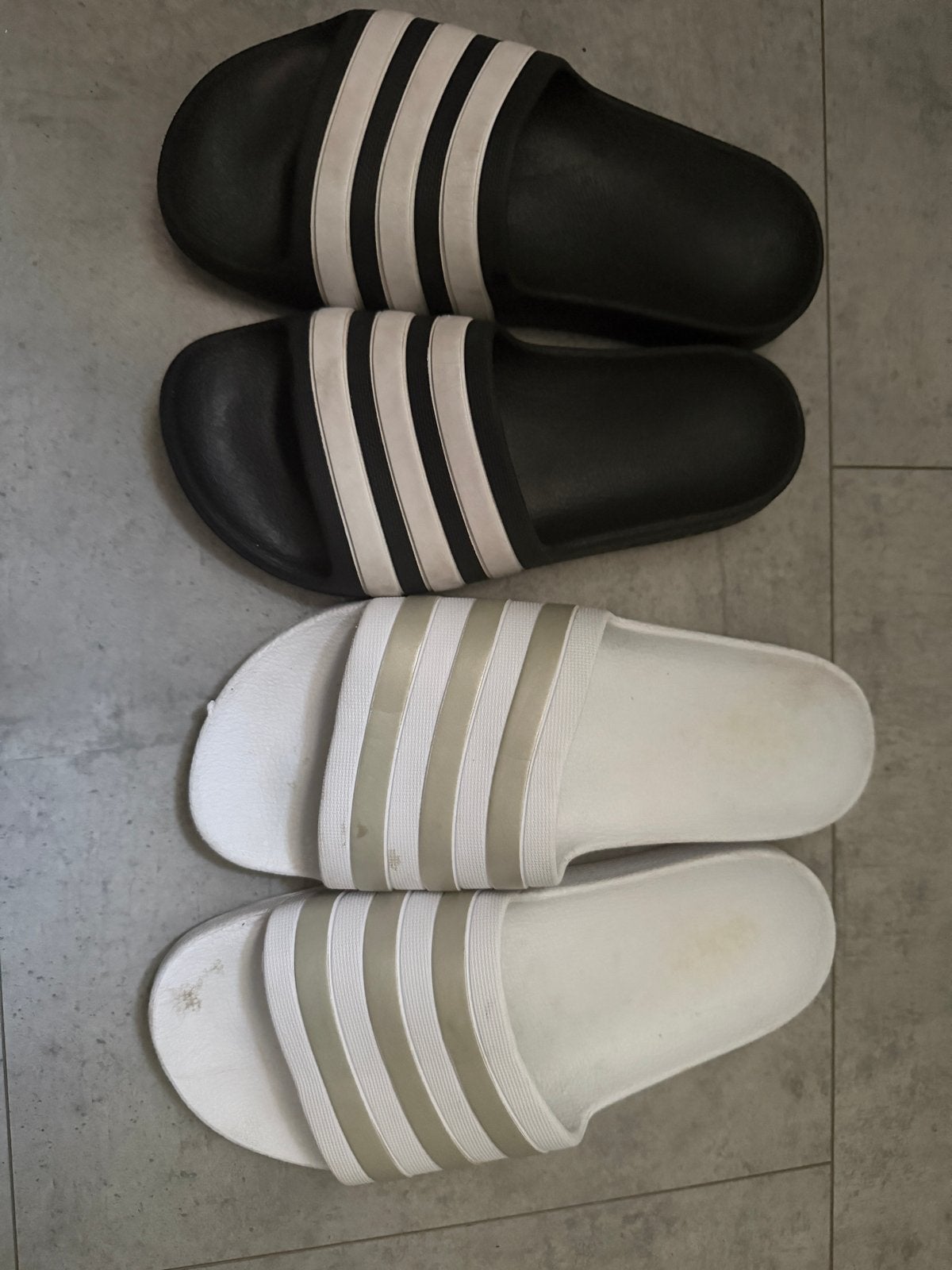 Adidas Adilette slippers - Zwart en Wit, Ophalen of Verzenden, Gedragen, Zwart, Slippers