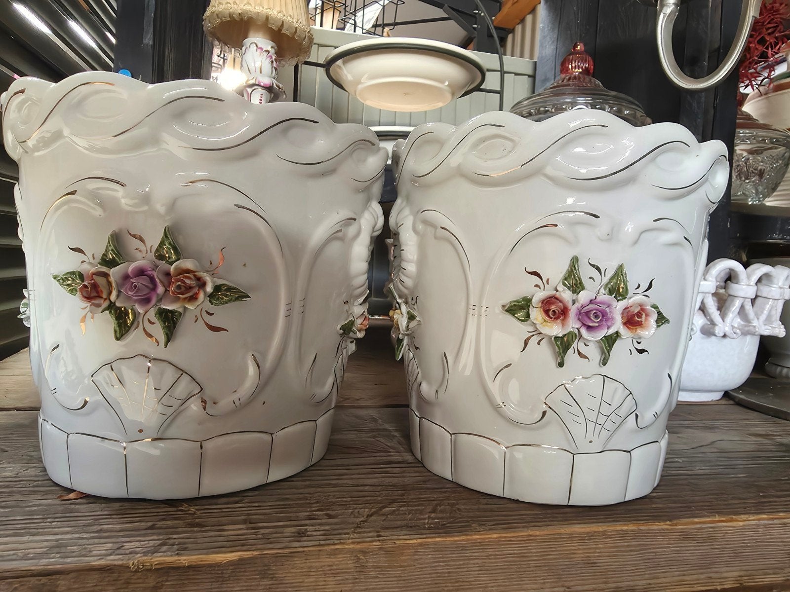 brocante porseleinen bloempot met roosjes, Huis en Inrichting, Woonaccessoires | Vazen, Ophalen of Verzenden