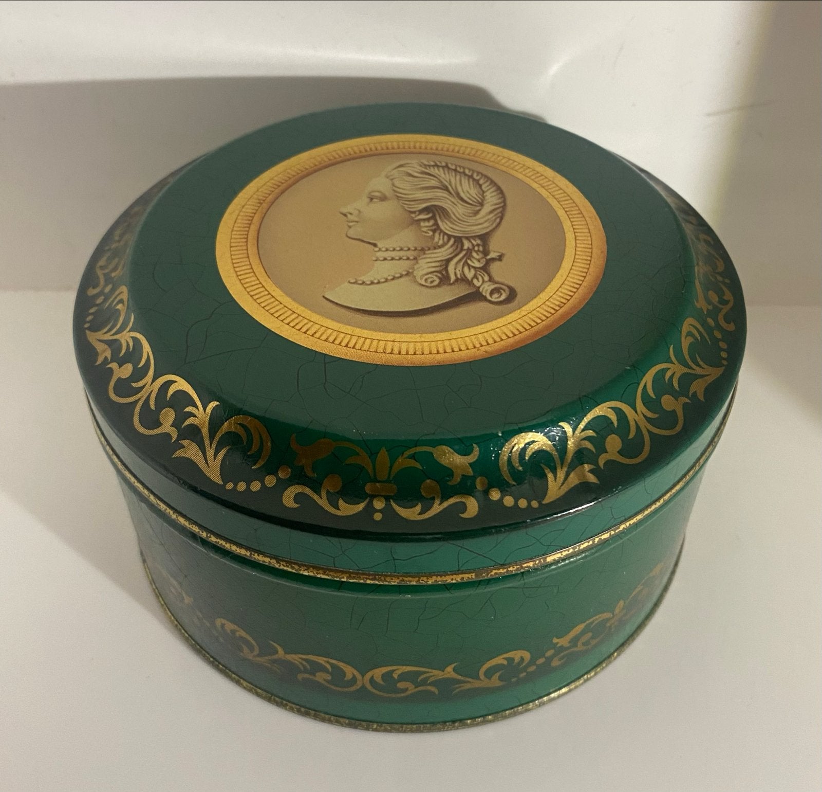 Rond donkergroen blik met Camee decoratie. Drsn. 12,5 cm., Ophalen of Verzenden, Zo goed als nieuw, Overige, Overige merken