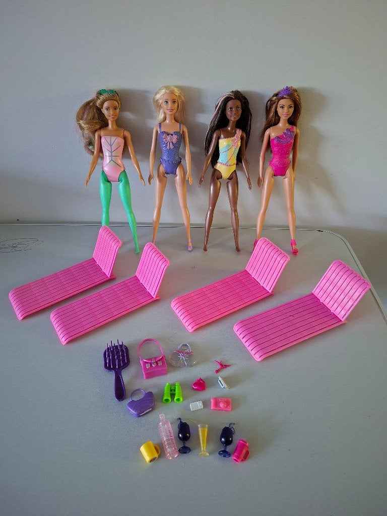 4 barbie's met zomerse strand ligstoelen, Ophalen of Verzenden, Gebruikt, Barbie