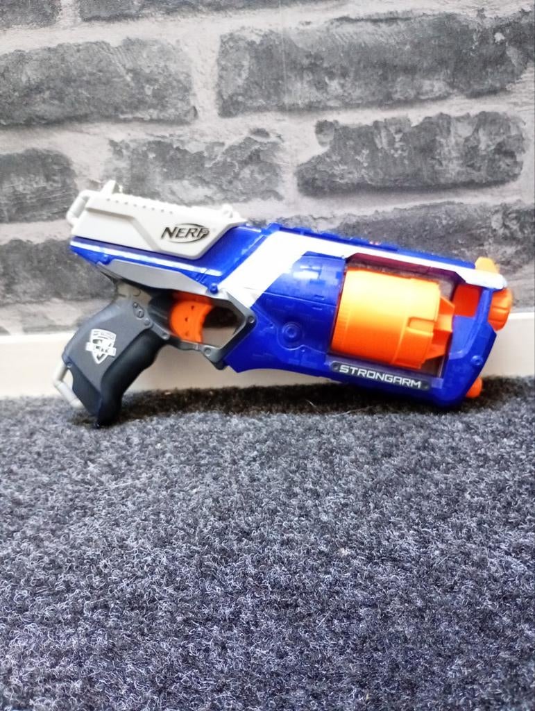 Nerf Strongarm met uitschuifbare magazijn, Kinderen en Baby's, Speelgoed | Buiten | Actiespeelgoed, Ophalen of Verzenden, Gebruikt