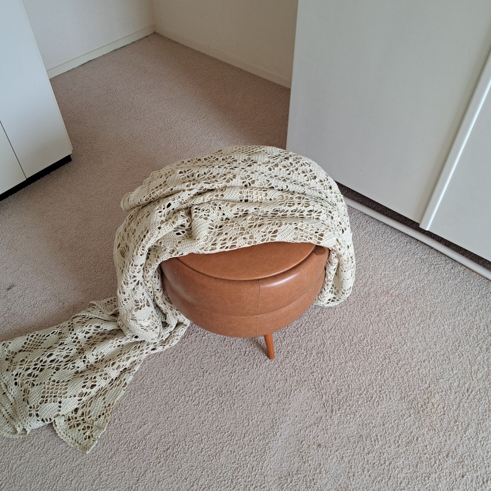 Vintage imitatie leer poef met opbergruimte, Ophalen, Gebruikt, Rond, Minder dan 50 cm