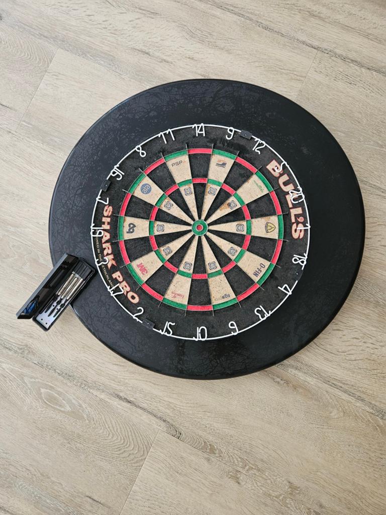 Dartbord met pijlen en surround ring, Sport en Fitness, Ophalen, Gebruikt, Dartbord met pijlen