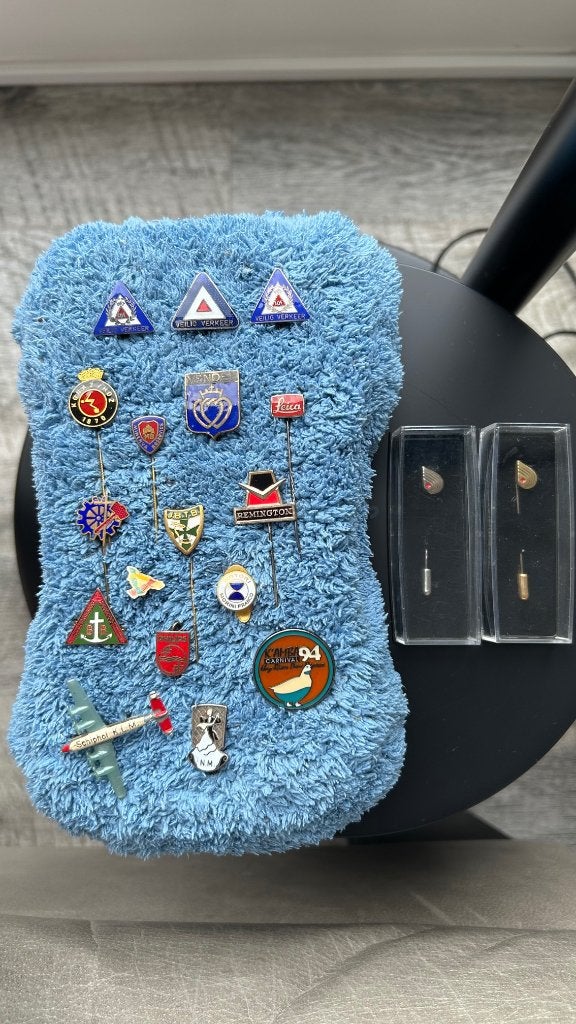 Enkele emaille speldjes, Verzamelen, Ophalen of Verzenden, Gebruikt, Overige onderwerpen, Speldje of Pin