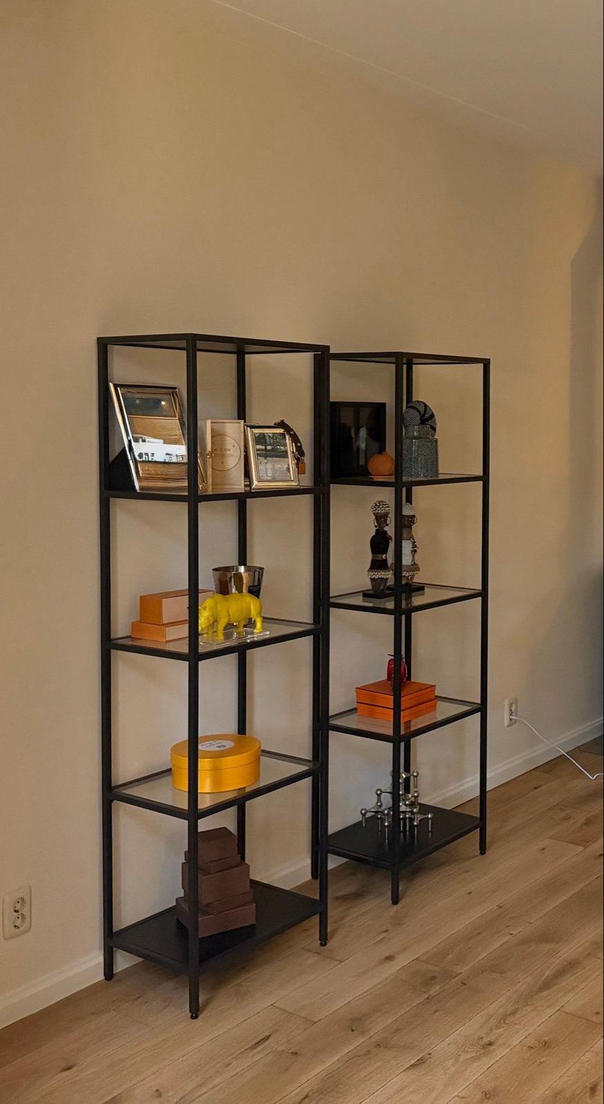 IKEA VITTSJÖ wandkast / vitrinekast – zwart, Huis en Inrichting, Ophalen, Gebruikt