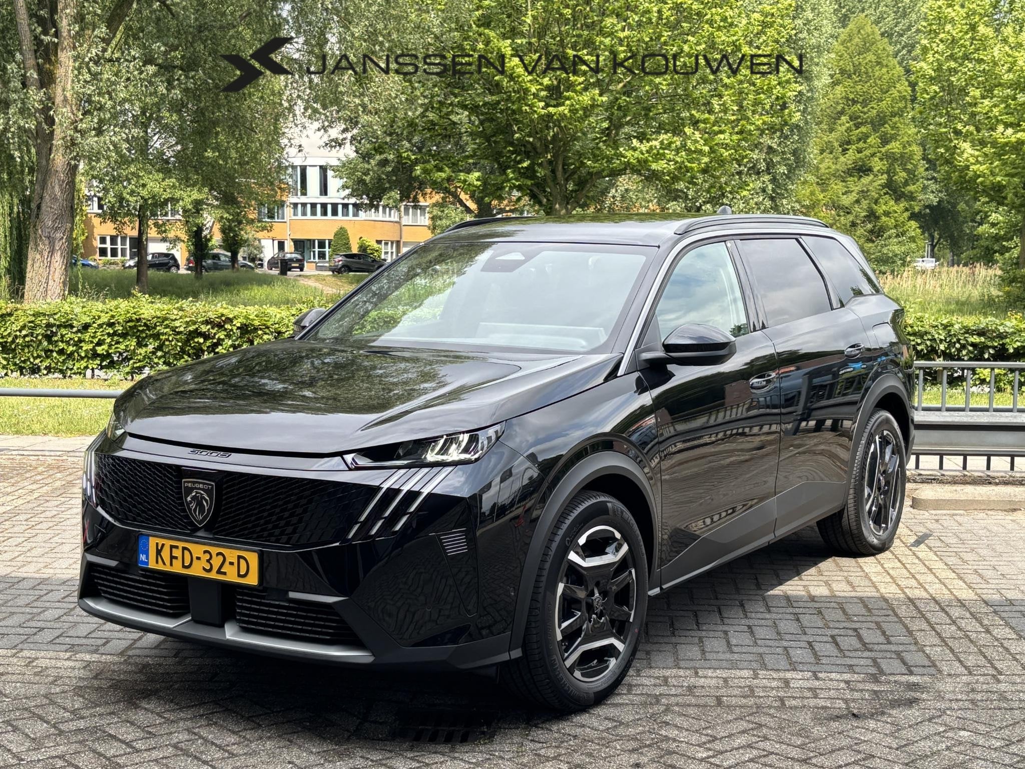 Peugeot 5008 1.6 Plug-in Hybrid 195 Allure 7p 360 Camera Sto, 4 cilinders, Zwart, Hybride Elektrisch/Benzine, 1968 kg
