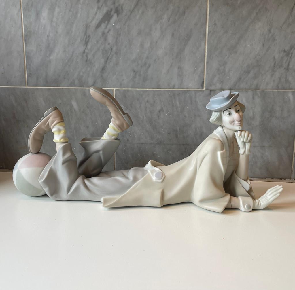 Lladro clown liggend groot met bal, mat finish mint, Ophalen of Verzenden, Gebruikt, Mens