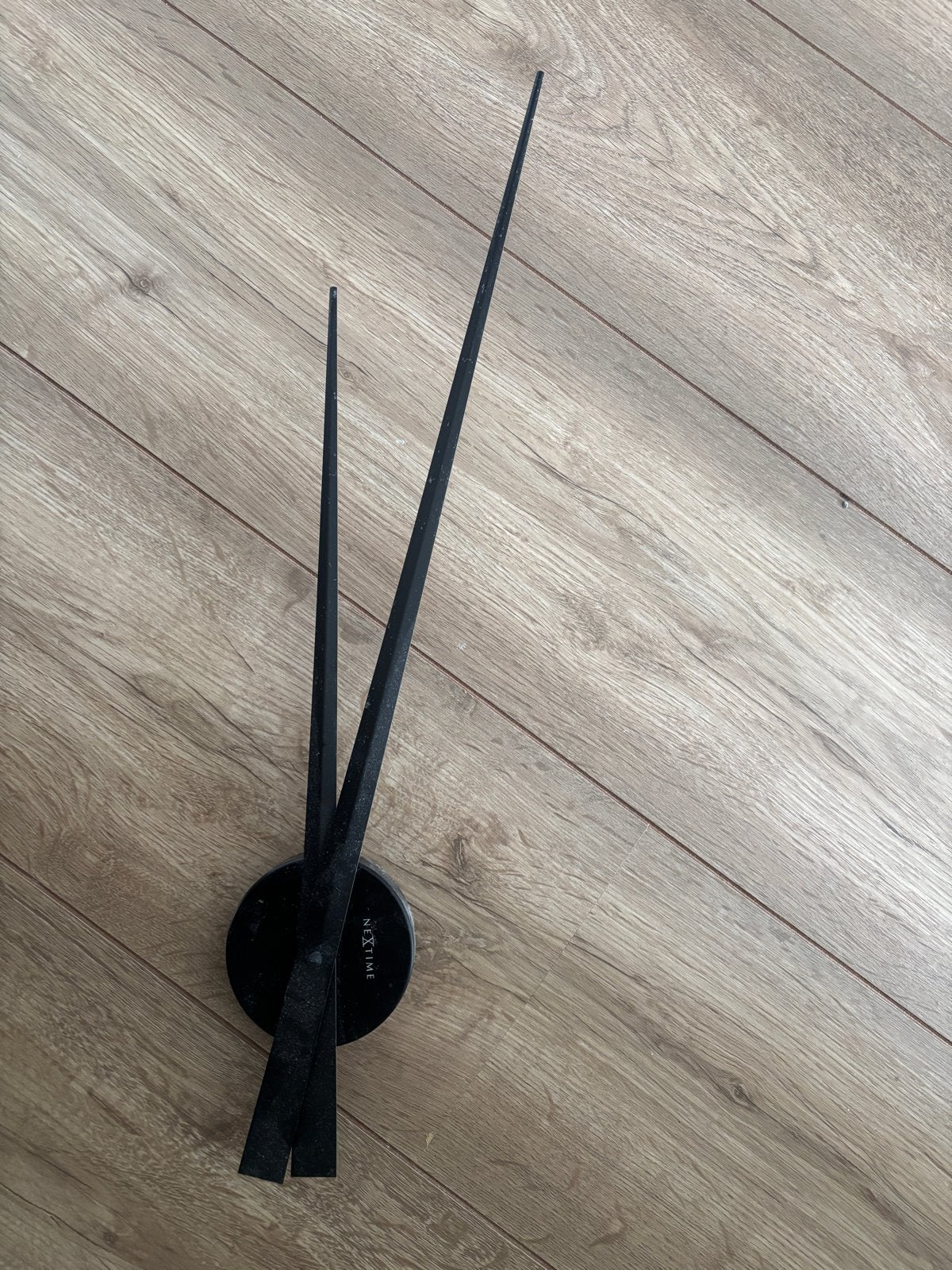 Nextime Zelfklevende Wandklok - Zwart, Huis en Inrichting, Ophalen, Wandklok, Analoog, Werkt op batterijen